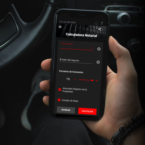 Persona mostrando teléfono celular con nuestra calculadora notarial